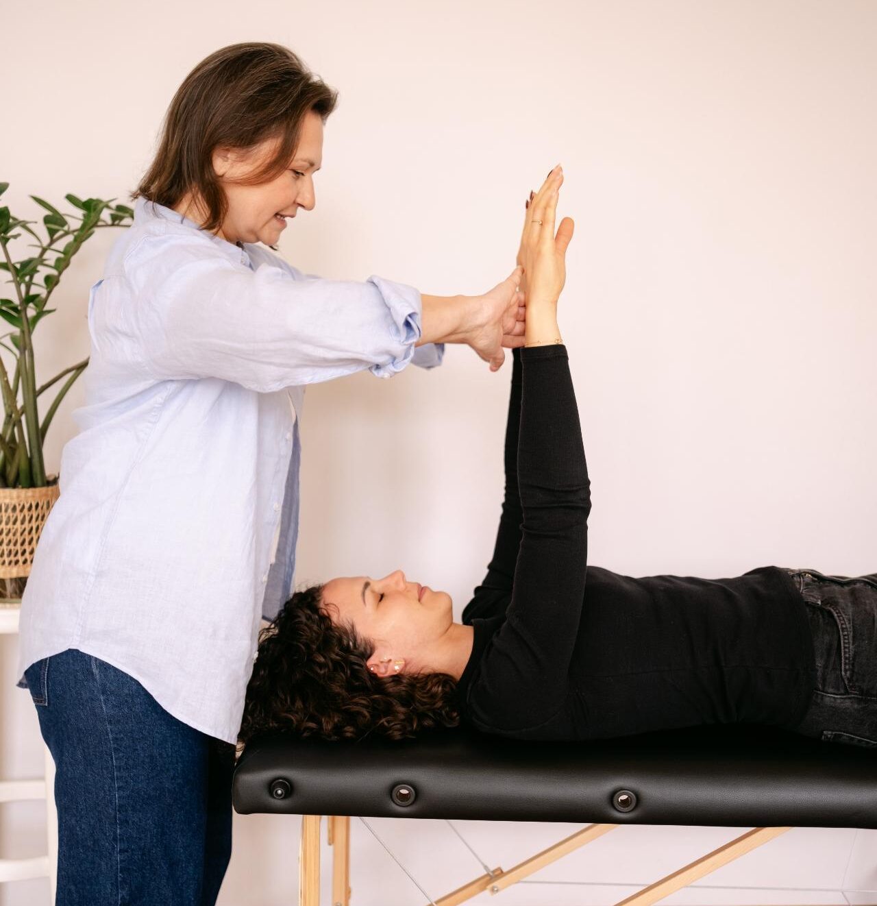 kinesiologue lyonnaise en séance avec une cliente
